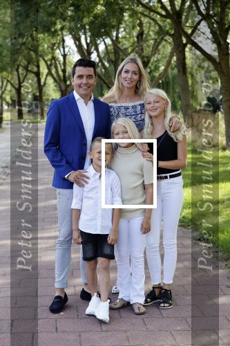 Volendam 2 juli 2020
Jan Smit krijgt koninklijke onderscheiding opgespeld door zijn vrouw Liza. Ook hun kinderen Fem Senn en Emma waren natuurlijk aanwezig.