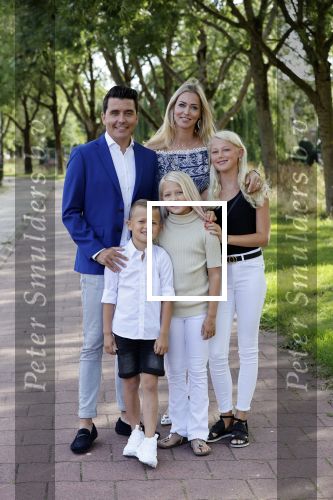 Volendam 2 juli 2020
Jan Smit krijgt koninklijke onderscheiding opgespeld door zijn vrouw Liza. Ook hun kinderen Fem Senn en Emma waren natuurlijk aanwezig.
