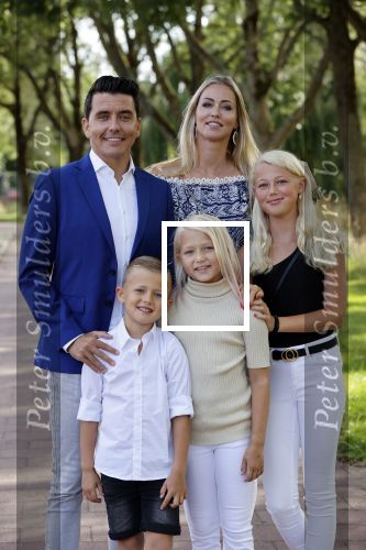 Volendam 2 juli 2020
Jan Smit krijgt koninklijke onderscheiding opgespeld door zijn vrouw Liza. Ook hun kinderen Fem Senn en Emma waren natuurlijk aanwezig.