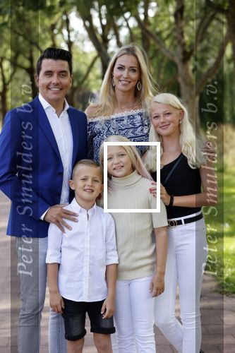 Volendam 2 juli 2020
Jan Smit krijgt koninklijke onderscheiding opgespeld door zijn vrouw Liza. Ook hun kinderen Fem Senn en Emma waren natuurlijk aanwezig.