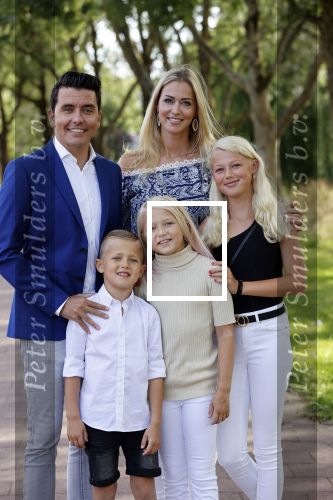 Volendam 2 juli 2020
Jan Smit krijgt koninklijke onderscheiding opgespeld door zijn vrouw Liza. Ook hun kinderen Fem Senn en Emma waren natuurlijk aanwezig.