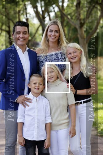 Volendam 2 juli 2020
Jan Smit krijgt koninklijke onderscheiding opgespeld door zijn vrouw Liza. Ook hun kinderen Fem Senn en Emma waren natuurlijk aanwezig.