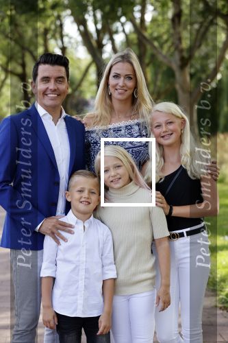 Volendam 2 juli 2020
Jan Smit krijgt koninklijke onderscheiding opgespeld door zijn vrouw Liza. Ook hun kinderen Fem Senn en Emma waren natuurlijk aanwezig.