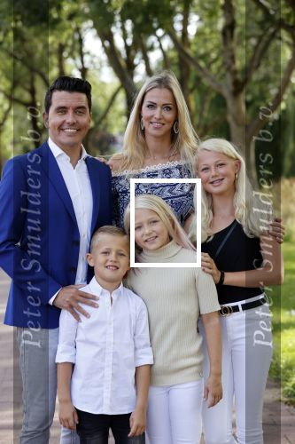 Volendam 2 juli 2020
Jan Smit krijgt koninklijke onderscheiding opgespeld door zijn vrouw Liza. Ook hun kinderen Fem Senn en Emma waren natuurlijk aanwezig.