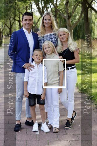 Volendam 2 juli 2020
Jan Smit krijgt koninklijke onderscheiding opgespeld door zijn vrouw Liza. Ook hun kinderen Fem Senn en Emma waren natuurlijk aanwezig.
