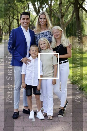 Volendam 2 juli 2020
Jan Smit krijgt koninklijke onderscheiding opgespeld door zijn vrouw Liza. Ook hun kinderen Fem Senn en Emma waren natuurlijk aanwezig.