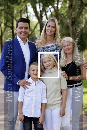 Volendam 2 juli 2020
Jan Smit krijgt koninklijke onderscheiding opgespeld door zijn vrouw Liza. Ook hun kinderen Fem Senn en Emma waren natuurlijk aanwezig.