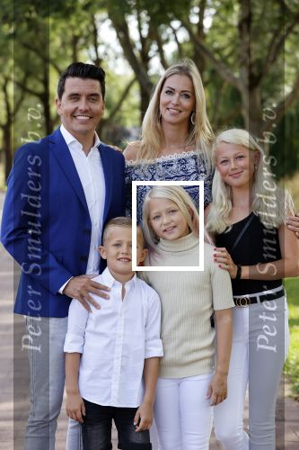 Volendam 2 juli 2020
Jan Smit krijgt koninklijke onderscheiding opgespeld door zijn vrouw Liza. Ook hun kinderen Fem Senn en Emma waren natuurlijk aanwezig.