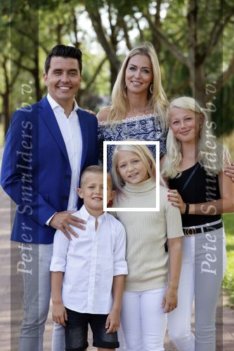 Volendam 2 juli 2020
Jan Smit krijgt koninklijke onderscheiding opgespeld door zijn vrouw Liza. Ook hun kinderen Fem Senn en Emma waren natuurlijk aanwezig.