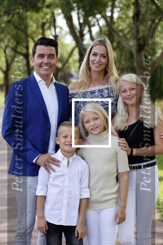 Volendam 2 juli 2020
Jan Smit krijgt koninklijke onderscheiding opgespeld door zijn vrouw Liza. Ook hun kinderen Fem Senn en Emma waren natuurlijk aanwezig.