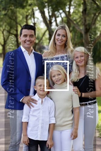 Volendam 2 juli 2020
Jan Smit krijgt koninklijke onderscheiding opgespeld door zijn vrouw Liza. Ook hun kinderen Fem Senn en Emma waren natuurlijk aanwezig.