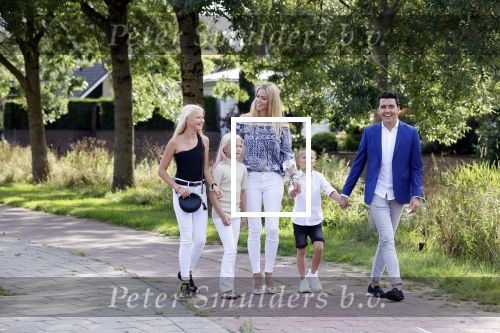 Volendam 2 juli 2020
Jan Smit krijgt koninklijke onderscheiding opgespeld door zijn vrouw Liza. Ook hun kinderen Fem Senn en Emma waren natuurlijk aanwezig.