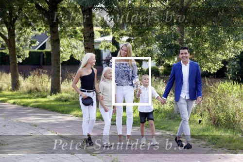 Volendam 2 juli 2020
Jan Smit krijgt koninklijke onderscheiding opgespeld door zijn vrouw Liza. Ook hun kinderen Fem Senn en Emma waren natuurlijk aanwezig.