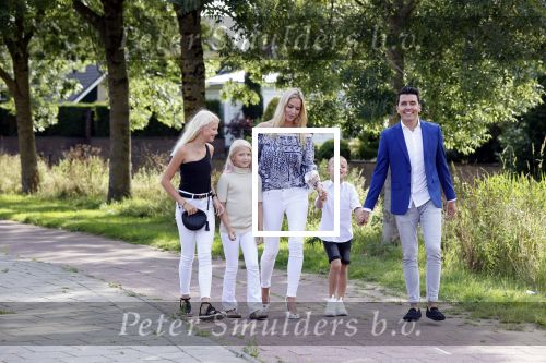 Volendam 2 juli 2020
Jan Smit krijgt koninklijke onderscheiding opgespeld door zijn vrouw Liza. Ook hun kinderen Fem Senn en Emma waren natuurlijk aanwezig.