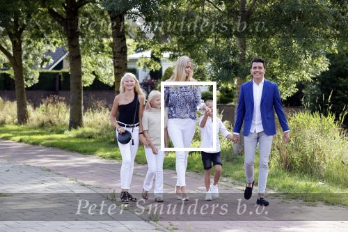 Volendam 2 juli 2020
Jan Smit krijgt koninklijke onderscheiding opgespeld door zijn vrouw Liza. Ook hun kinderen Fem Senn en Emma waren natuurlijk aanwezig.