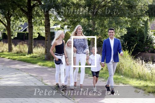Volendam 2 juli 2020
Jan Smit krijgt koninklijke onderscheiding opgespeld door zijn vrouw Liza. Ook hun kinderen Fem Senn en Emma waren natuurlijk aanwezig.