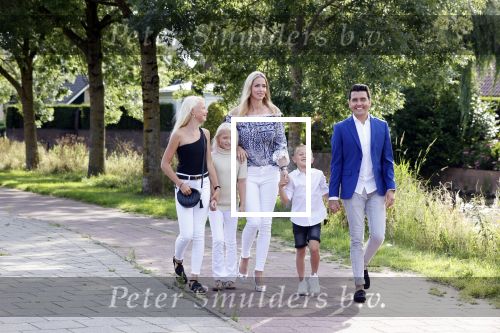 Volendam 2 juli 2020
Jan Smit krijgt koninklijke onderscheiding opgespeld door zijn vrouw Liza. Ook hun kinderen Fem Senn en Emma waren natuurlijk aanwezig.