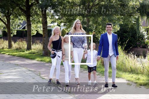 Volendam 2 juli 2020
Jan Smit krijgt koninklijke onderscheiding opgespeld door zijn vrouw Liza. Ook hun kinderen Fem Senn en Emma waren natuurlijk aanwezig.