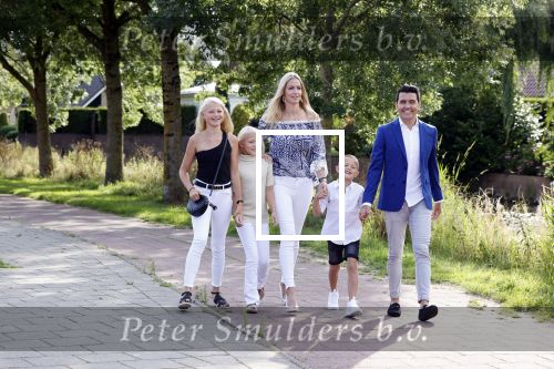 Volendam 2 juli 2020
Jan Smit krijgt koninklijke onderscheiding opgespeld door zijn vrouw Liza. Ook hun kinderen Fem Senn en Emma waren natuurlijk aanwezig.