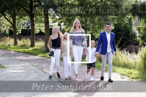 Volendam 2 juli 2020
Jan Smit krijgt koninklijke onderscheiding opgespeld door zijn vrouw Liza. Ook hun kinderen Fem Senn en Emma waren natuurlijk aanwezig.