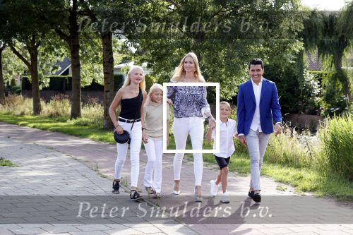 Volendam 2 juli 2020
Jan Smit krijgt koninklijke onderscheiding opgespeld door zijn vrouw Liza. Ook hun kinderen Fem Senn en Emma waren natuurlijk aanwezig.