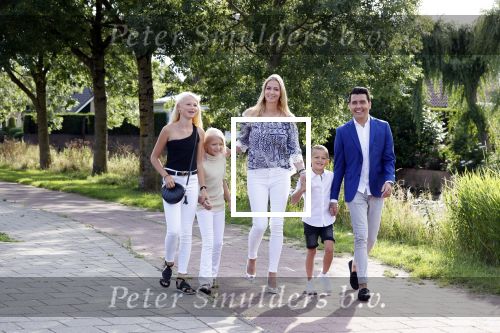 Volendam 2 juli 2020
Jan Smit krijgt koninklijke onderscheiding opgespeld door zijn vrouw Liza. Ook hun kinderen Fem Senn en Emma waren natuurlijk aanwezig.