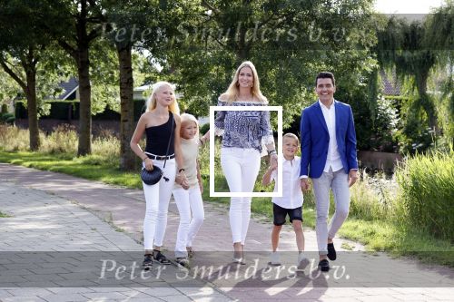 Volendam 2 juli 2020
Jan Smit krijgt koninklijke onderscheiding opgespeld door zijn vrouw Liza. Ook hun kinderen Fem Senn en Emma waren natuurlijk aanwezig.