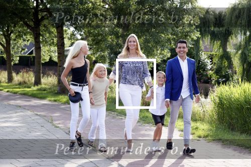 Volendam 2 juli 2020
Jan Smit krijgt koninklijke onderscheiding opgespeld door zijn vrouw Liza. Ook hun kinderen Fem Senn en Emma waren natuurlijk aanwezig.