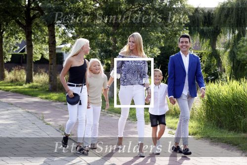 Volendam 2 juli 2020
Jan Smit krijgt koninklijke onderscheiding opgespeld door zijn vrouw Liza. Ook hun kinderen Fem Senn en Emma waren natuurlijk aanwezig.