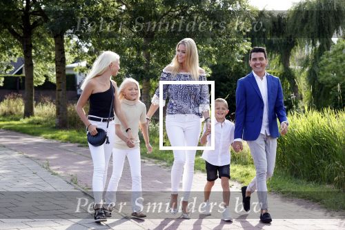 Volendam 2 juli 2020
Jan Smit krijgt koninklijke onderscheiding opgespeld door zijn vrouw Liza. Ook hun kinderen Fem Senn en Emma waren natuurlijk aanwezig.