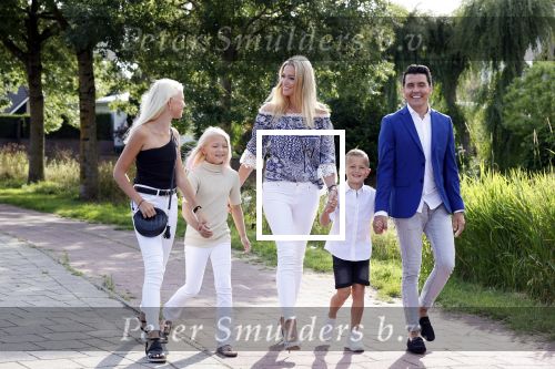 Volendam 2 juli 2020
Jan Smit krijgt koninklijke onderscheiding opgespeld door zijn vrouw Liza. Ook hun kinderen Fem Senn en Emma waren natuurlijk aanwezig.