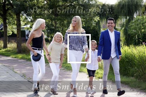Volendam 2 juli 2020
Jan Smit krijgt koninklijke onderscheiding opgespeld door zijn vrouw Liza. Ook hun kinderen Fem Senn en Emma waren natuurlijk aanwezig.