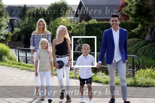 Volendam 2 juli 2020
Jan Smit krijgt koninklijke onderscheiding opgespeld door zijn vrouw Liza. Ook hun kinderen Fem Senn en Emma waren natuurlijk aanwezig.