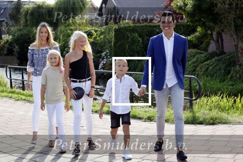 Volendam 2 juli 2020
Jan Smit krijgt koninklijke onderscheiding opgespeld door zijn vrouw Liza. Ook hun kinderen Fem Senn en Emma waren natuurlijk aanwezig.