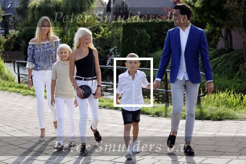 Volendam 2 juli 2020
Jan Smit krijgt koninklijke onderscheiding opgespeld door zijn vrouw Liza. Ook hun kinderen Fem Senn en Emma waren natuurlijk aanwezig.