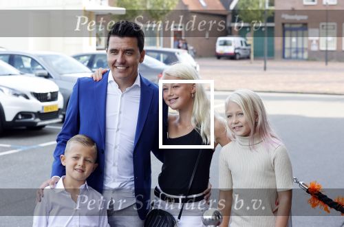 Volendam 2 juli 2020
Jan Smit krijgt koninklijke onderscheiding opgespeld door zijn vrouw Liza. Ook hun kinderen Fem Senn en Emma waren natuurlijk aanwezig.