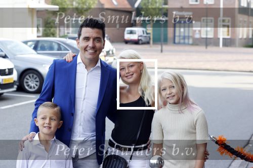 Volendam 2 juli 2020
Jan Smit krijgt koninklijke onderscheiding opgespeld door zijn vrouw Liza. Ook hun kinderen Fem Senn en Emma waren natuurlijk aanwezig.