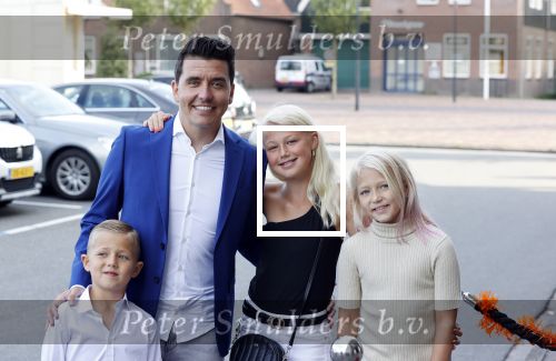 Volendam 2 juli 2020
Jan Smit krijgt koninklijke onderscheiding opgespeld door zijn vrouw Liza. Ook hun kinderen Fem Senn en Emma waren natuurlijk aanwezig.