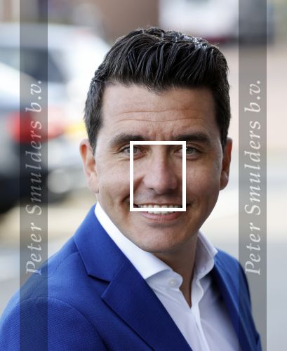 Volendam 2 juli 2020
Jan Smit krijgt koninklijke onderscheiding opgespeld door zijn vrouw Liza. Ook hun kinderen Fem Senn en Emma waren natuurlijk aanwezig.