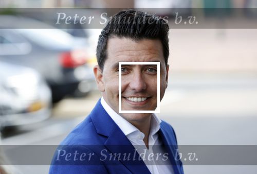 Volendam 2 juli 2020
Jan Smit krijgt koninklijke onderscheiding opgespeld door zijn vrouw Liza. Ook hun kinderen Fem Senn en Emma waren natuurlijk aanwezig.
