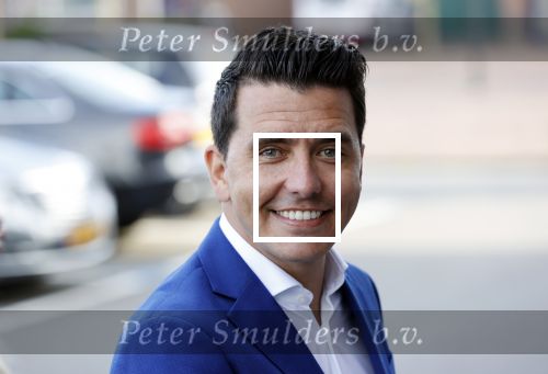 Volendam 2 juli 2020
Jan Smit krijgt koninklijke onderscheiding opgespeld door zijn vrouw Liza. Ook hun kinderen Fem Senn en Emma waren natuurlijk aanwezig.