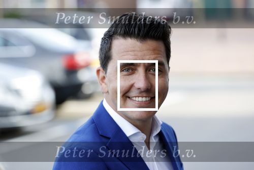 Volendam 2 juli 2020
Jan Smit krijgt koninklijke onderscheiding opgespeld door zijn vrouw Liza. Ook hun kinderen Fem Senn en Emma waren natuurlijk aanwezig.