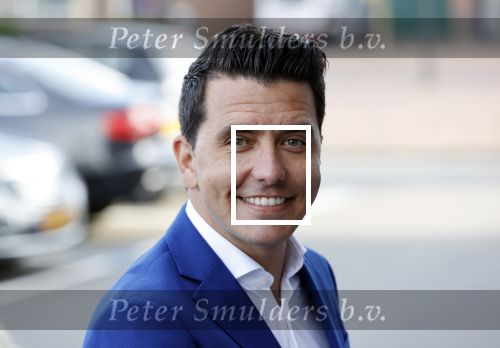 Volendam 2 juli 2020
Jan Smit krijgt koninklijke onderscheiding opgespeld door zijn vrouw Liza. Ook hun kinderen Fem Senn en Emma waren natuurlijk aanwezig.