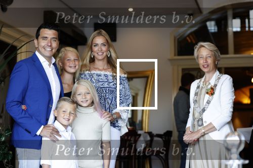 Volendam 2 juli 2020
Jan Smit krijgt koninklijke onderscheiding opgespeld door zijn vrouw Liza. Ook hun kinderen Fem Senn en Emma waren natuurlijk aanwezig.
