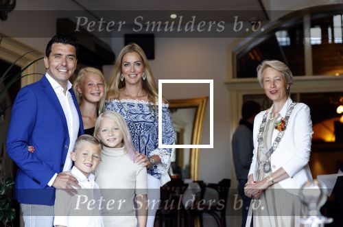 Volendam 2 juli 2020
Jan Smit krijgt koninklijke onderscheiding opgespeld door zijn vrouw Liza. Ook hun kinderen Fem Senn en Emma waren natuurlijk aanwezig.