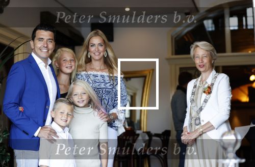 Volendam 2 juli 2020
Jan Smit krijgt koninklijke onderscheiding opgespeld door zijn vrouw Liza. Ook hun kinderen Fem Senn en Emma waren natuurlijk aanwezig.