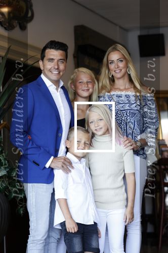 Volendam 2 juli 2020
Jan Smit krijgt koninklijke onderscheiding opgespeld door zijn vrouw Liza. Ook hun kinderen Fem Senn en Emma waren natuurlijk aanwezig.