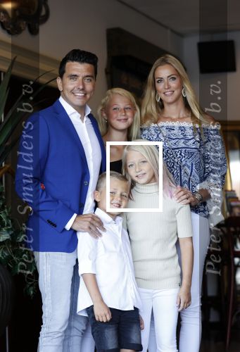Volendam 2 juli 2020
Jan Smit krijgt koninklijke onderscheiding opgespeld door zijn vrouw Liza. Ook hun kinderen Fem Senn en Emma waren natuurlijk aanwezig.