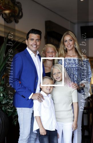 Volendam 2 juli 2020
Jan Smit krijgt koninklijke onderscheiding opgespeld door zijn vrouw Liza. Ook hun kinderen Fem Senn en Emma waren natuurlijk aanwezig.