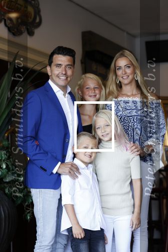 Volendam 2 juli 2020
Jan Smit krijgt koninklijke onderscheiding opgespeld door zijn vrouw Liza. Ook hun kinderen Fem Senn en Emma waren natuurlijk aanwezig.